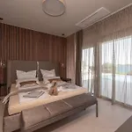 Vila Beachfront Malia Near With Heated Pool & Jacuzzi Trogir