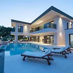 Beachfront Malia Near With Heated Pool & Jacuzzi Vila *