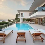 Beachfront Malia Near With Heated Pool & Jacuzzi 别墅