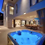 Beachfront Malia Near With Heated Pool & Jacuzzi 别墅