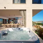 Beachfront Malia Near With Heated Pool & Jacuzzi 特罗吉尔