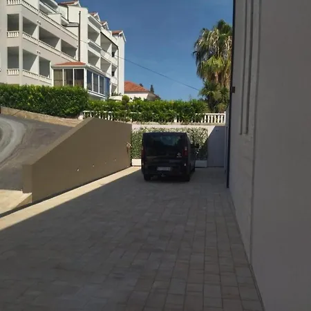 Beachfront Villa Malia Near Trogir With Heated Pool & Jacuzzi 别墅 *