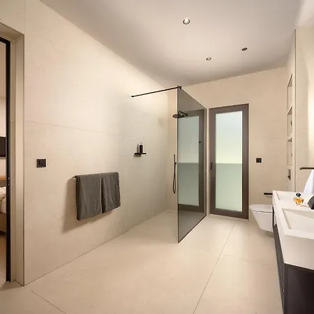 Beachfront Malia Near With Heated Pool & Jacuzzi Trogir