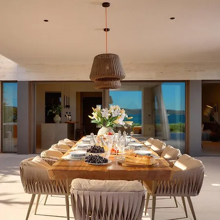 Beachfront Malia Near With Heated Pool & Jacuzzi Trogir