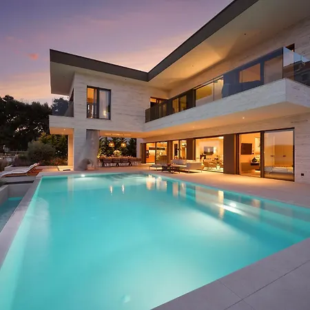 Beachfront Malia Near With Heated Pool & Jacuzzi
