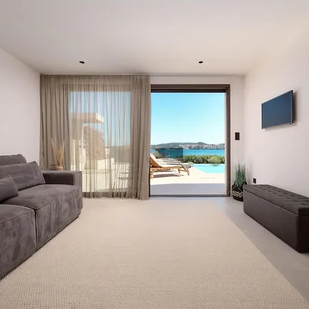 Beachfront Malia Near With Heated Pool & Jacuzzi Trogir