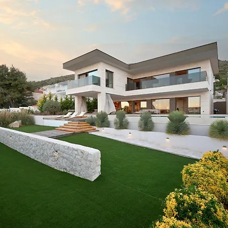 Beachfront Malia Near With Heated Pool & Jacuzzi Trogir