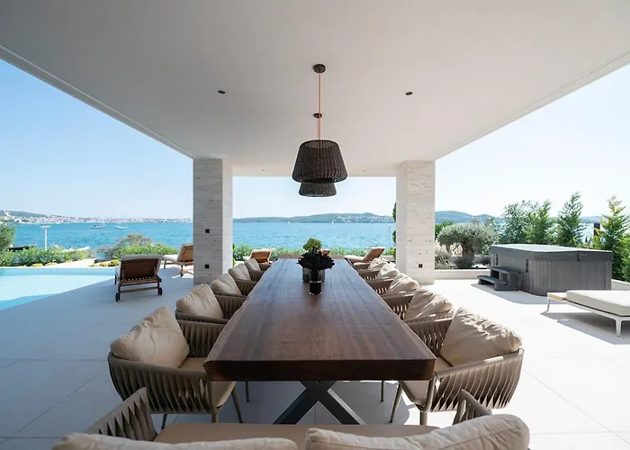 Beachfront Villa Malia Near Trogir With Heated Pool & Jacuzzi * 特罗吉尔