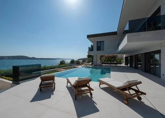 别墅 Beachfront Villa Malia Near Trogir With Heated Pool & Jacuzzi 特罗吉尔