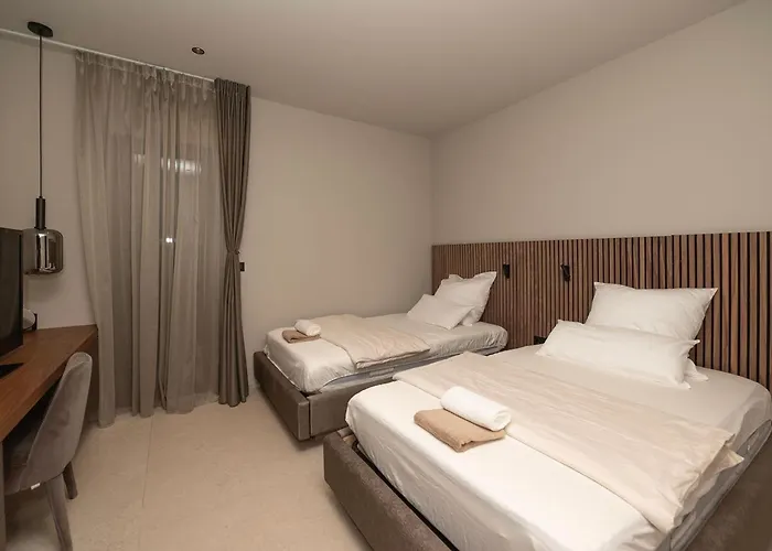 Beachfront Villa Malia Near Trogir With Heated Pool & Jacuzzi 别墅 *