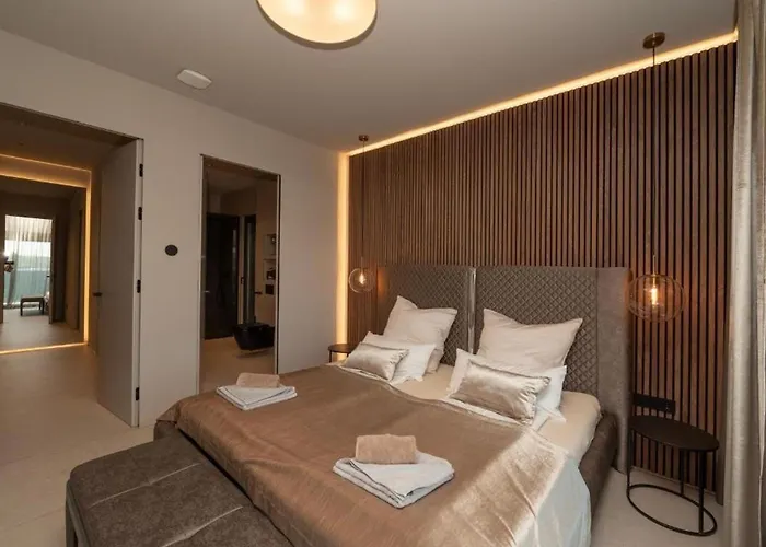 Beachfront Villa Malia Near Trogir With Heated Pool & Jacuzzi 特罗吉尔