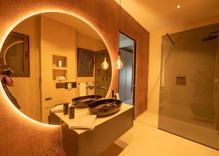 Beachfront Villa Malia Near Trogir With Heated Pool & Jacuzzi 别墅