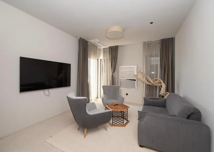 Beachfront Villa Malia Near Trogir With Heated Pool & Jacuzzi 别墅
