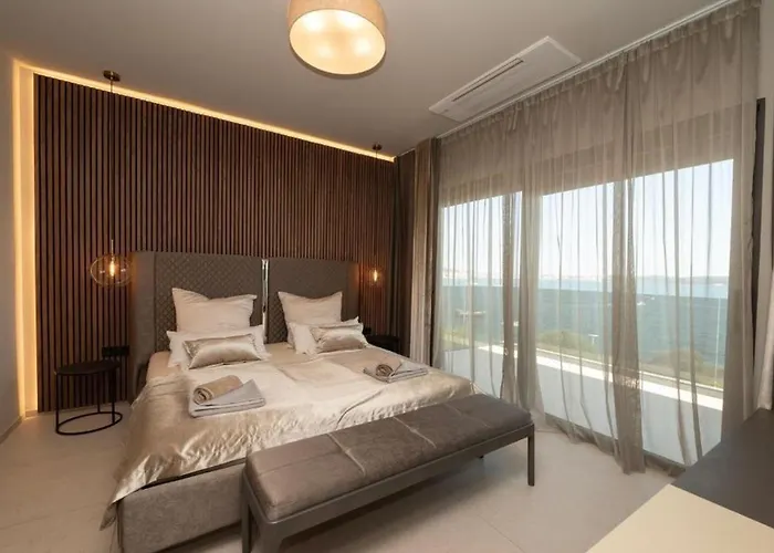 Beachfront Villa Malia Near Trogir With Heated Pool & Jacuzzi 别墅 特罗吉尔