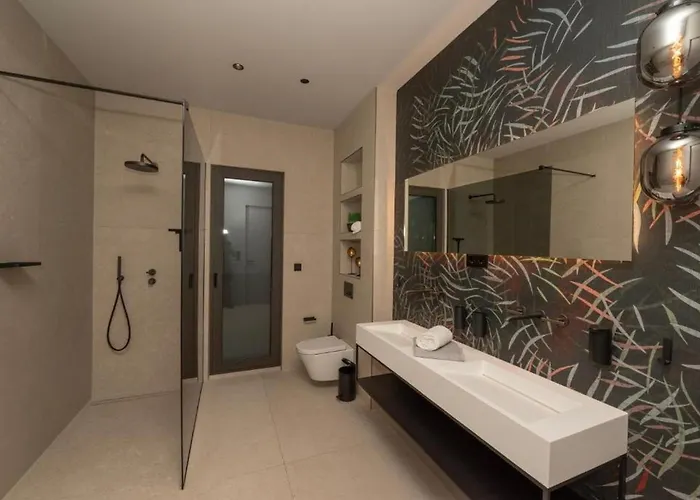 Beachfront Villa Malia Near Trogir With Heated Pool & Jacuzzi 别墅 特罗吉尔