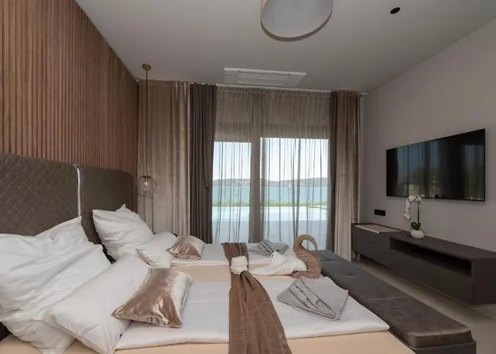 Beachfront Villa Malia Near Trogir With Heated Pool & Jacuzzi 别墅 特罗吉尔
