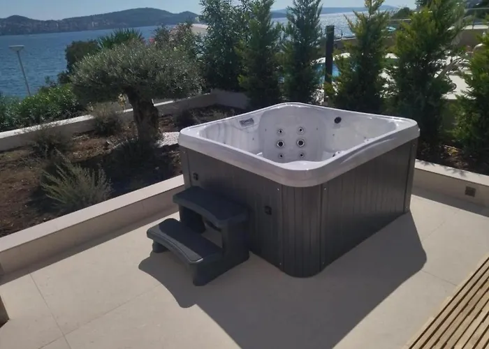 Beachfront Villa Malia Near Trogir With Heated Pool & Jacuzzi 特罗吉尔