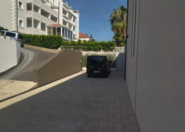Beachfront Villa Malia Near Trogir With Heated Pool & Jacuzzi 别墅 *