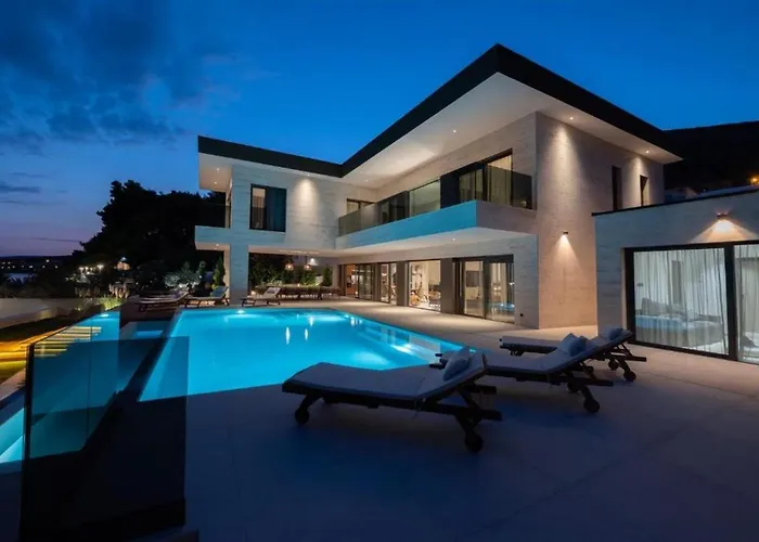 Beachfront Villa Malia Near Trogir With Heated Pool & Jacuzzi 别墅