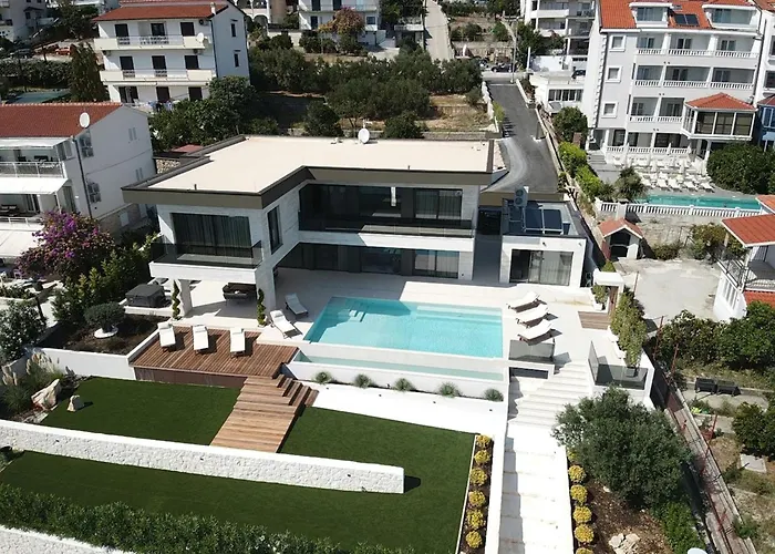别墅 Beachfront Villa Malia Near Trogir With Heated Pool & Jacuzzi 特罗吉尔