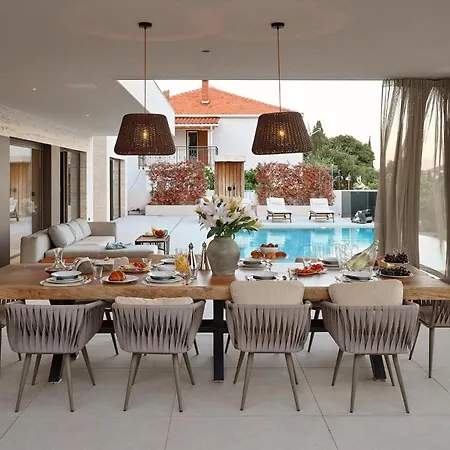 Beachfront Malia Near With Heated Pool & Jacuzzi Trogir